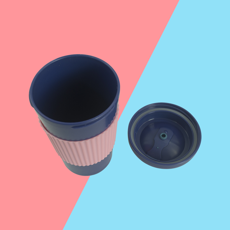 KHB01023—塑料带盖隔热杯套咖啡杯